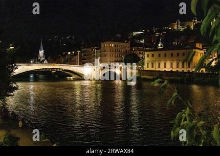 Pont Bonaparte nachts in Lyon, Frankreich. Stockfoto