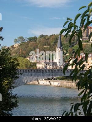 Pont Bonaparte und Saint-George-Kirche am Saone-Fluss in Lyon, Frankreich. Stockfoto