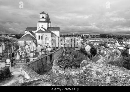Kirche Saint-Vorles unter stürmischem Himmel in Chatillon Sur seine, oberhalb der Stadt in Bourgogne-Franche-Comte, Frankreich. Stockfoto