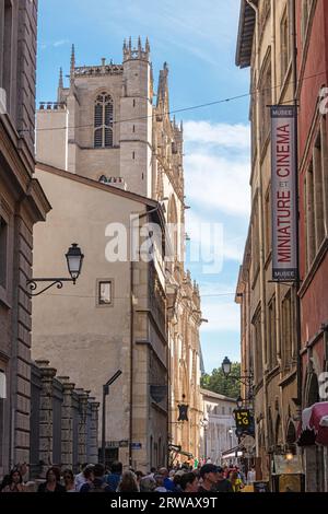 Kathedrale Saint Jean Baptiste von der Rue du Palais de Justice in der Altstadt von Lyon, Rhonealpen, Frankreich. Stockfoto
