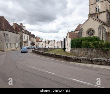 Ein Citroen 2CV fährt durch das Dorf Epoisses im französischen Departement Cote d'Or. Stockfoto