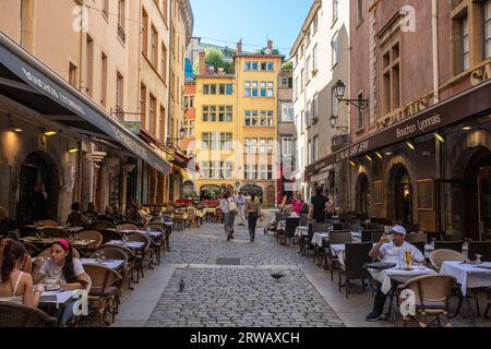 Essen im Freien im Place Neuve Saint-Jean, Altstadt von Lyon, Rhone Alpes Frankreich. Stockfoto