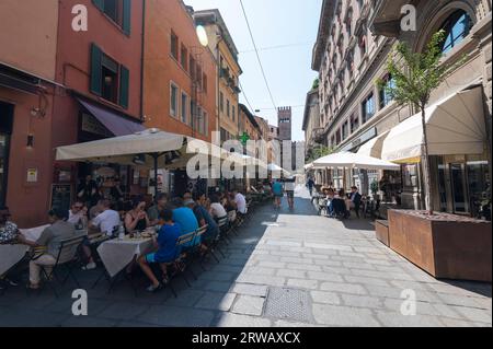 Eine Restaurantszene in der Via degli Orevarna im Zentrum von Bologna in der Region Emilia-Romagna in Norditalien. Bologna wurde zum internationalen Lebensmittelpunkt gewählt Stockfoto