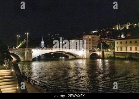 Pont Bonaparte nachts in Lyon, Frankreich. Stockfoto