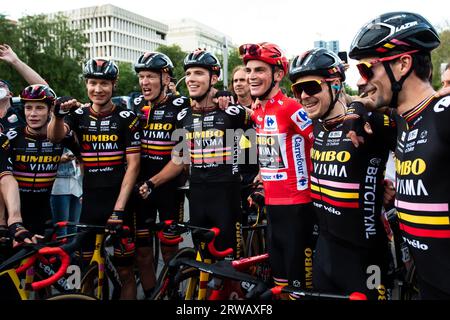 Madrid, Spanien. September 2023. Das Jumbo Visma Team (von L bis R) Jonas Vingegaard, Wilco Kelderman, Robert Gesink, Attila Valter, Sepp Kuss, Jan Tratnik, Primoz Roglic, am Ende der 21. Etappe des spanischen Radrennens La Vuelta auf der Plaza de Cibeles. Quelle: SOPA Images Limited/Alamy Live News Stockfoto