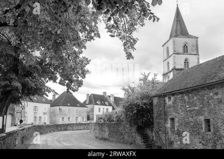 Schwarz-weiß-Foto von Eglise Saint Symphorienin auf dem Gelände des Chateaux d'Epoisses im Departement Côte-d'Or von Burgund Frankreich. Stockfoto