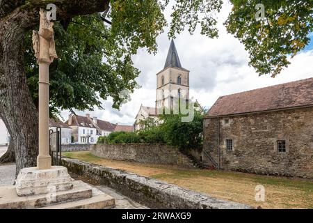 Kirche Saint Symphorien in Epoisses im französischen Departement Cote-d'Or. Stockfoto