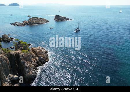 Eine Yacht im türkisfarbenen Mittelmeer vor der Küste Südfrankreichs. Stockfoto