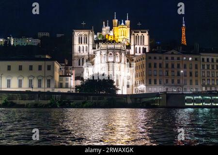 Nächtlicher Blick über die Saone in Richtung Altstadt von Lyon und 2 Kathedralen, St. Jean Baptiste und Basilika Saint Jean Baptiste. Stockfoto