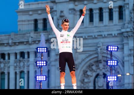 Madrid, Spanien. September 2023. Juan Ayuso (VAE Emirates Team) wird mit dem weißen Trikot als bester Jugendradfahrer des spanischen Radrennens La Vuelta auf dem Podium auf der Plaza de Cibeles ausgezeichnet. Quelle: SOPA Images Limited/Alamy Live News Stockfoto