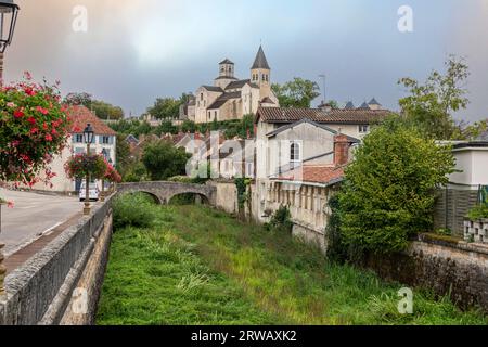 Pont du perthuis und Kirche Saint-Vorles in Chatillon-sur-seine, in der Cote-DOR-Depp von Frankreich. Stockfoto