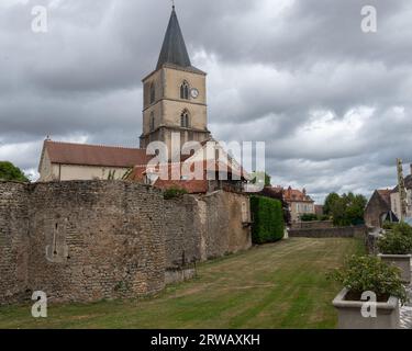 Kirche Saint Symphorien im Dorf Epoisses in Burgund, Heimat des berühmten Weichkäses. Stockfoto