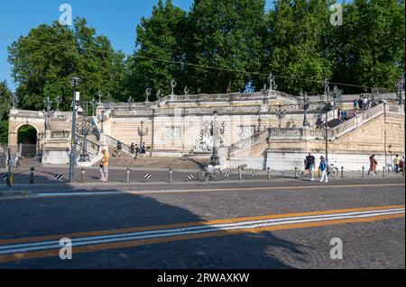 Die monumentale Treppe aus dem 19. Jahrhundert führt zu einem Park am Hang - Parco della Montagnola auf der Piazza XX Settembre in Bologna in der Emilia-Romagna Stockfoto