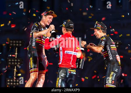 Madrid, Spanien. September 2023. Jonas Vingegaard (Jumbo-Visma), Sepp Kuss (Jumbo-Visma) und Primoz Roglic (Jumbo-Visma) bei der letzten Preisverleihung des spanischen Radrennens La Vuelta auf der Plaza de Cibeles. Quelle: SOPA Images Limited/Alamy Live News Stockfoto