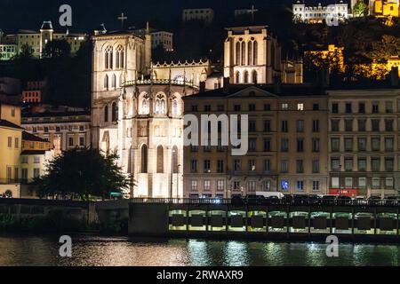 Nachtfoto über den Fluss Saone der Cathédrale Saint-Jean-Baptiste. Stockfoto