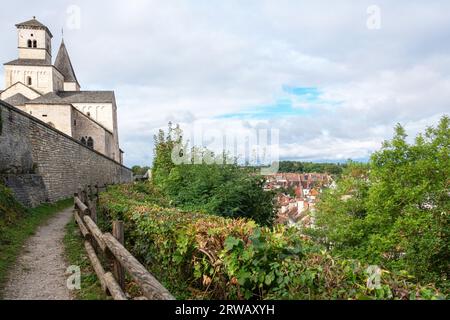 Kirche Saint-Vorles unter stürmischem Himmel in Chatillon Sur seine, oberhalb der Stadt in Bourgogne-Franche-Comte, Frankreich. Stockfoto
