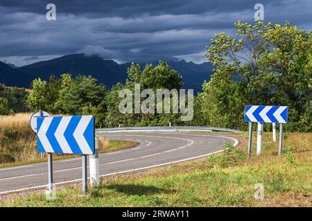 Eine scharfe Biegewarnung auf der D1075 in der Region Auvergne Rhone Alpes in Frankreich. Stockfoto