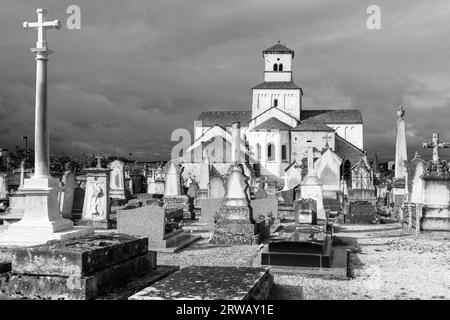 Schwarz-weiß-Bild der Kirche Saint-Vorles unter stürmischem Himmel in Chatillon Sur seine, über der Stadt in Bourgogne-Franche-Comte, Frankreich. Stockfoto