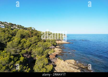 Luftaufnahme der felsigen Küste von Les Issambres in der Region Var der Region Provence-Alpes-Côte d'Azur im Südosten Frankreichs. Stockfoto