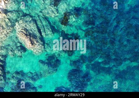 Drohnen-Foto des Meeres vor der Küste von Les Issambres in der Region Var der Region Provence-Alpes-Côte d'Azur im Südosten Frankreichs. Stockfoto