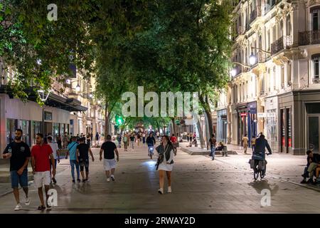 Rue de la République in Lyon, Frankreich bei Nacht. Stockfoto