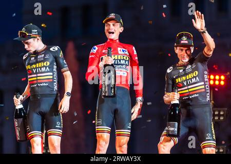 Jonas Vingegaard (Jumbo-Visma), Sepp Kuss (Jumbo-Visma) und Primoz Roglic (Jumbo-Visma) bei der letzten Preisverleihung des spanischen Radrennens La Vuelta auf der Plaza de Cibeles. (Foto: Alberto Gardin/SOPA Images/SIPA USA) Stockfoto