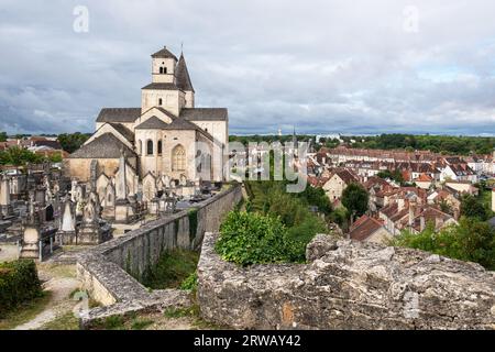 Kirche Saint-Vorles unter stürmischem Himmel in Chatillon Sur seine, oberhalb der Stadt in Bourgogne-Franche-Comte, Frankreich. Stockfoto