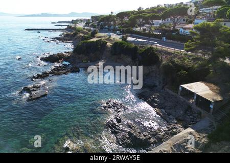 Drohnenfoto der Küstenstraße und des Meeres bei Les Issambres in der Region Var der Region Provence-Alpes-Côte d'Azur im Südosten Frankreichs. Stockfoto