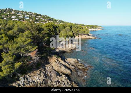 Luftaufnahme der felsigen Küste von Les Issambres in der Region Var der Region Provence-Alpes-Côte d'Azur im Südosten Frankreichs. Stockfoto