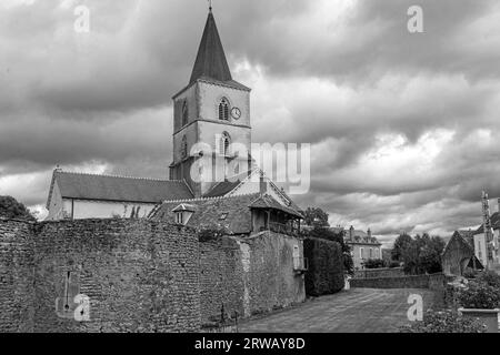 Kirche Saint Symphorien im Dorf Epoisses in Burgund, Heimat des berühmten Weichkäses. Stockfoto