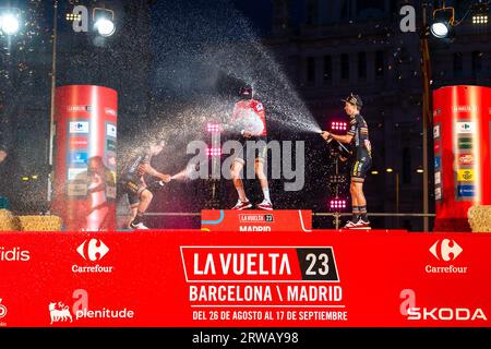 Jonas Vingegaard (Jumbo-Visma), Sepp Kuss (Jumbo-Visma) und Primoz Roglic (Jumbo-Visma) bei der letzten Preisverleihung des spanischen Radrennens La Vuelta auf der Plaza de Cibeles. (Foto: Alberto Gardin/SOPA Images/SIPA USA) Stockfoto