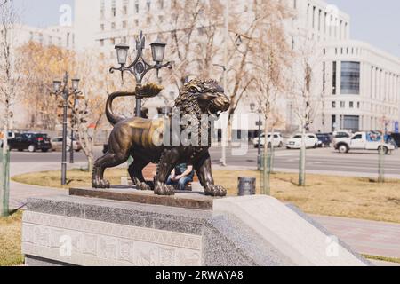 JEREWAN. ARMENIEN. 29. MÄRZ 2022: Bronzestatue des Löwen im Zentrum von Jerewan Stockfoto