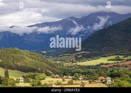 Ein U-förmiges Tal in der Nähe des Dorfes Lalley in der Auvergne Rhone Alpes Region von Frankreich. Stockfoto