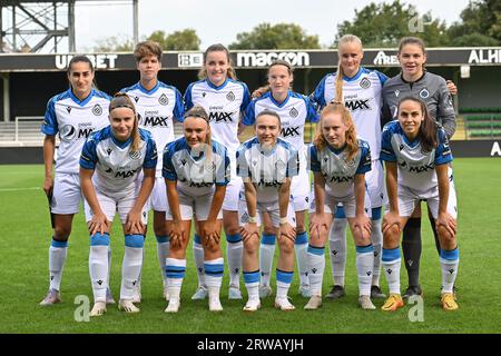 Team von Club YLA mit Up von L zu R Sejde Abrahamsson (2) von Club YLA Isabelle Iliano (18) von Club YLA Sterre Gielen (14) von Club YLA Chionne Bonny (5) von Club YLA Hanna Stenberg (9) von Club YLA Torhüter Jorijn Covent (87) von Club YLA von L nach R Davinia Vanmechelen (25) von Club YLA Fleur Pauwels (17) Club YLA Angel Kerkhove (13) Club YLA Jade Heida (19) Club YLA Danae Kaldaridou (8) of der Club YLA ist während eines Fußballspiels zwischen dem Club Brugge Dames YLA und dem KV Mechelen am 4. Spieltag abgebildet von der Saison 2023 bis 2024 des Belgischen Lotto Womens Super Stockfoto