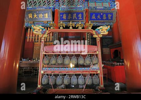 Peking, China, 5. Oktober 2019: Klassische Musikinstrumente in der Dacheng-Halle des Konfuzius-Tempels. Stockfoto