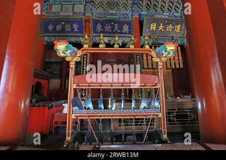 Peking, China, 5. Oktober 2019: Klassische Musikinstrumente in der Dacheng-Halle des Konfuzius-Tempels. Stockfoto