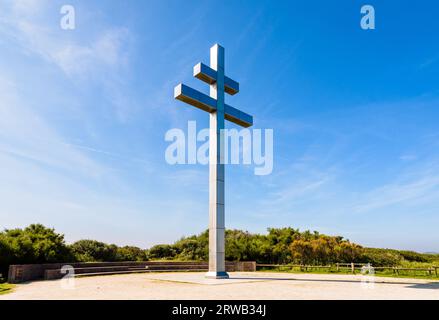 Das große Kreuz von Lothringen wurde 1990 auf dem Landeplatz Juno Beach in der Normandie errichtet, um der Rückkehr von General de Gaulle nach Frankreich im Jahr 1944 zu gedenken Stockfoto