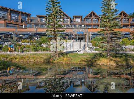 Canmore, Alberta, Kanada – 16. September 2023: The Malcolm Hotel and the Sterling Grill and Lounge on the Banks of Spring Creek Stockfoto