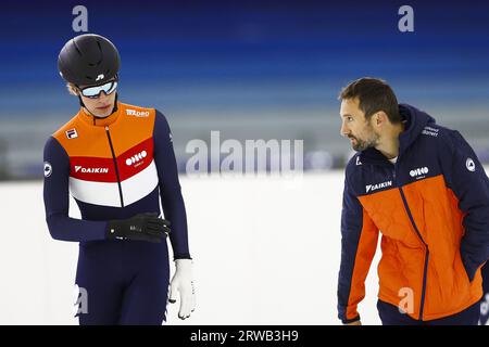 HEERENVEEN - Jens van 't Wout, Nationaltrainer Niels Kerstholt (lr) während der Ausbildung der National Short Track Training Selection im Daikin Experience Center Thialf, vor der Präsentation der Fahrer der TeamNL Short Track Season 2023-2024. ANP VINCENT JANNINK Stockfoto