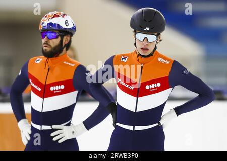 HEERENVEEN - Sjinkie Knegt, Jens van 't Wout (lr) während der Ausbildung der National Short Track Training Selection im Daikin Experience Center Thialf, vor der Präsentation der Fahrer der TeamNL Short Track Season 2023-2024. ANP VINCENT JANNINK Stockfoto