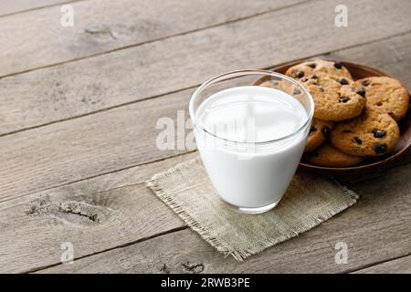 Ein Glas Milch- und Schokoladenkekse auf dem Tisch Stockfoto