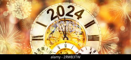 2024 Neujahr mit Uhr bis Mitternacht mit defokussiertem goldenem Hintergrund und Feuerwerk Stockfoto