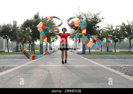 Luannan County, China - 15. Juli 2019: Frauen tanzen Bänder mit beiden Händen, Luannan County, Provinz Hebei, China Stockfoto