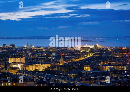 Stadt Edinburgh in Schottland, Großbritannien. Stadtbild mit den Stadtteilen Bonnington und Leith ab Calton Hill am Abend. Stockfoto