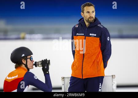 HEERENVEEN - Jens van 't Wout, Nationaltrainer Niels Kerstholt (lr) während der Ausbildung der National Training Selection Short Track im Daikin Experience Center Thialf, vor der Präsentation der Fahrer der TeamNL Short Track Saison 2023-2024. ANP VINCENT JANNINK Stockfoto