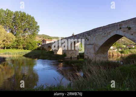 Europa, Spanien, Baskenland, Arminon, die alte Brücke, die die Calle El Puente Kalea über den Zadorra-Fluss führt Stockfoto