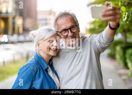 Seniorenpaar mit Smartphone in der Stadt Stockfoto