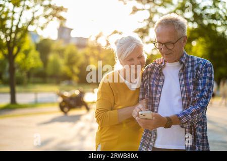 Seniorenpaar mit Smartphone in der Stadt Stockfoto