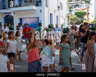 Ein Straßenfest in der Stadt Cadaques in Katalonien, Spanien. Stockfoto