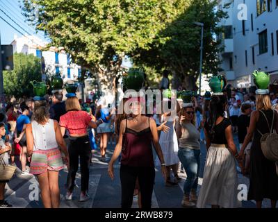 Ein Straßenfest in der Stadt Cadaques in Katalonien, Spanien. Stockfoto